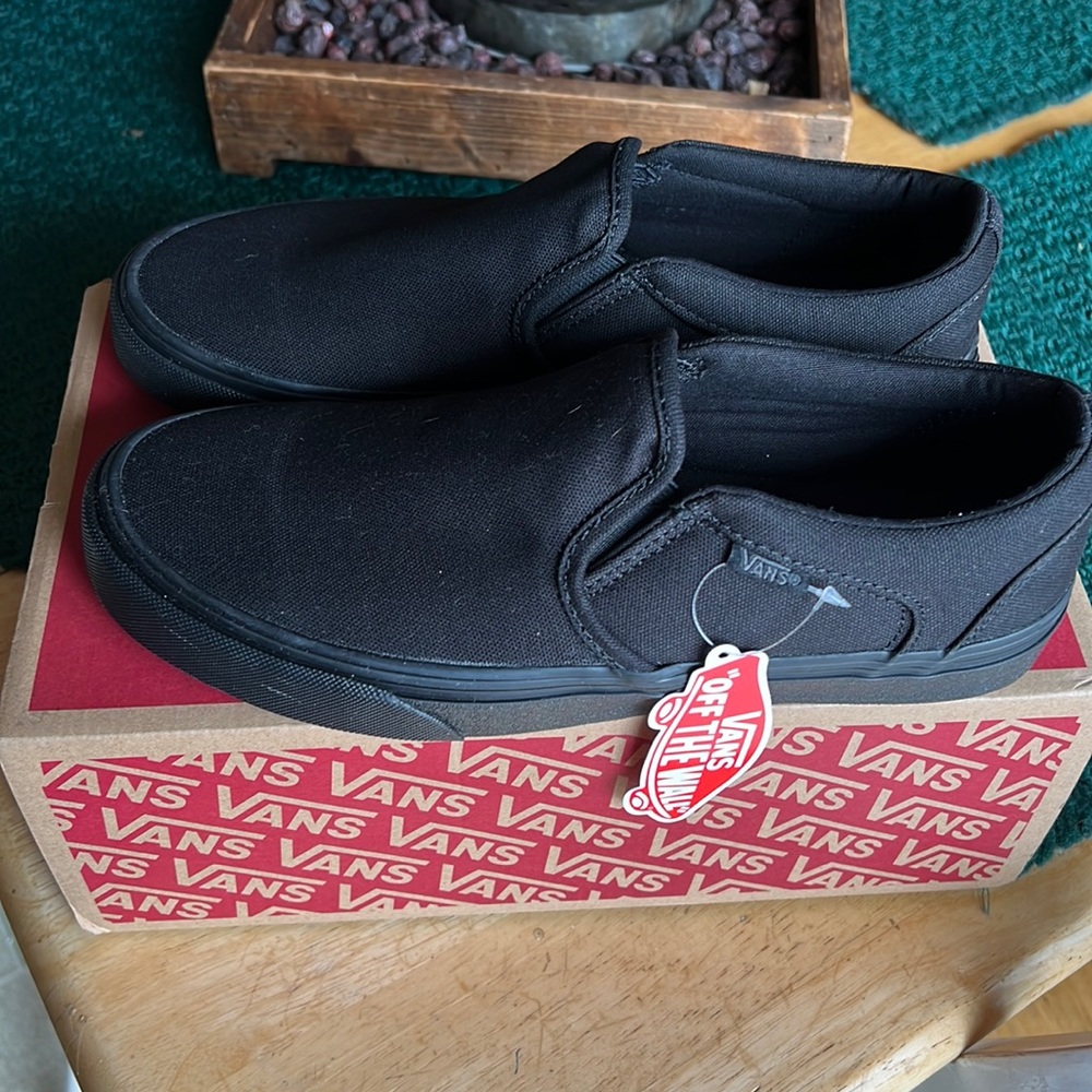 BRAND NEW W/ TAGS All black Vans